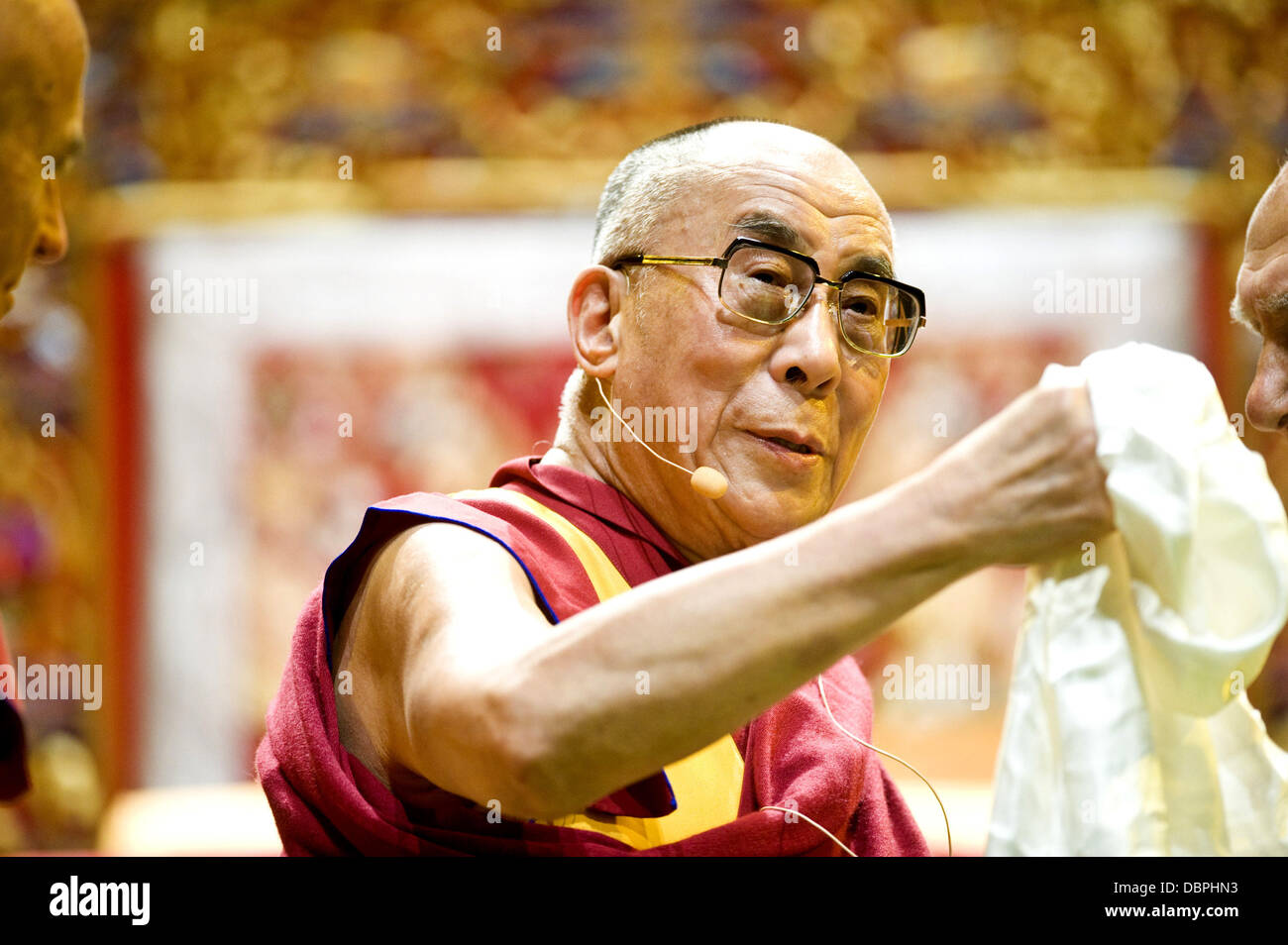 Il Dalai Lama dà una lezione su "L'arte della felicità" Tolosa, Francia -  14.08.11 Foto stock - Alamy