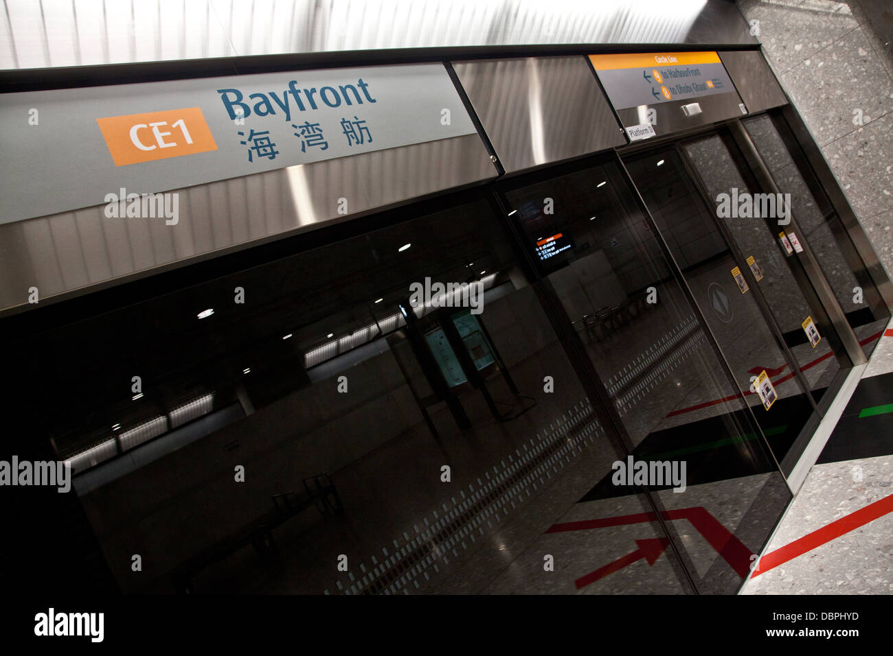 Bayfront dalla stazione MRT sotterraneo di Singapore Foto Stock