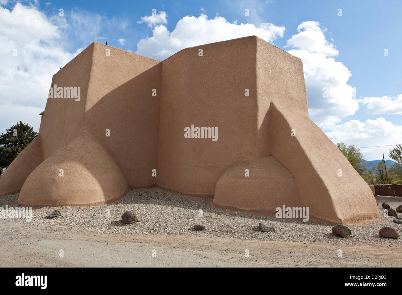 L'iconico chiesa di San Francesco a Ranchos de Taos New Mexico, USA, ha ispirato artisti come Ansel Adams. Foto Stock
