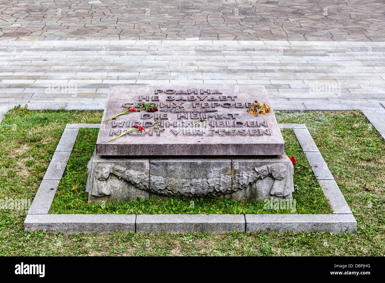 Iscrizione - non dimenticare gli eroi - memoria della guerra sovietica per 7000 soldati morti nel WW2, Treptow, Berlino Foto Stock