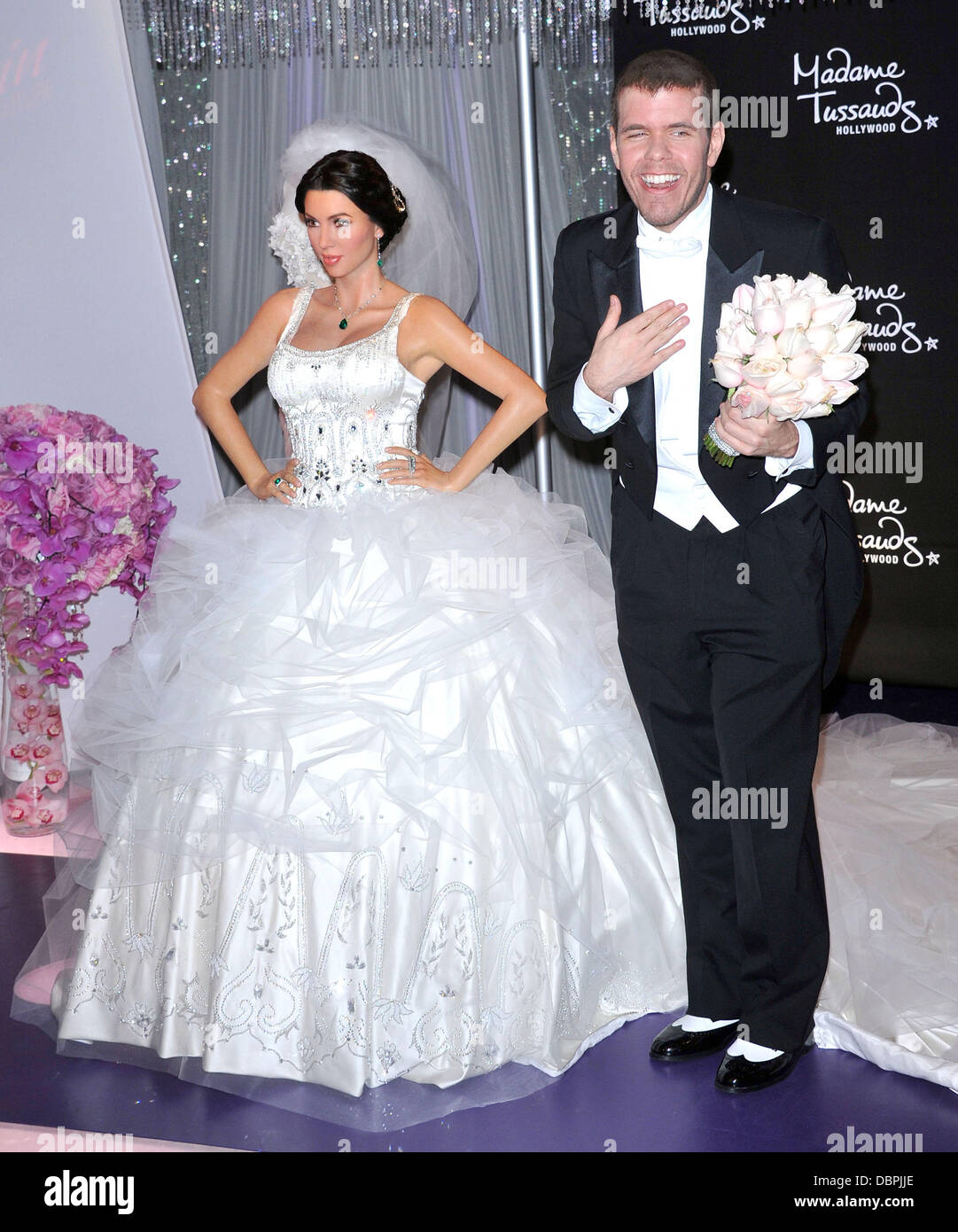 Perez Hilton e Kim Kardashian's cera figura lo scoprimento di Kim Kardashian wedding a tema la figura di cera al Madame Tussauds di Hollywood Los Angeles, California - 18.08.11 Foto Stock