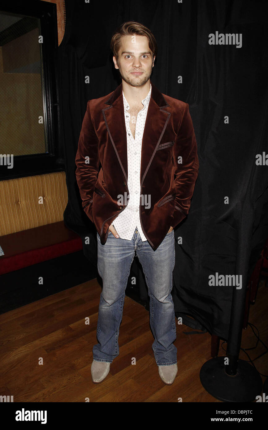 TJ Linnard dalla guida di luce apertura notturna dopo essere partito per la Off-Broadway produzione di 'Trucchi il diavolo mi ha insegnato" tenutasi presso il Gossip Bar e ristorante. La città di New York, Stati Uniti d'America - 18.08.11 Foto Stock TJ Linnard dalla guida di luce apertura notturna dopo essere partito per la Off-Broadway produzione di 'Trucchi il diavolo mi ha insegnato" tenutasi presso il Gossip Bar e ristorante. La città di New York, Stati Uniti d'America - 18.08.11 Foto Stock