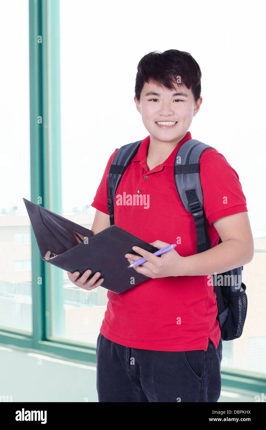 Giovani piuttosto Asian student open nota e sorriso Foto Stock
