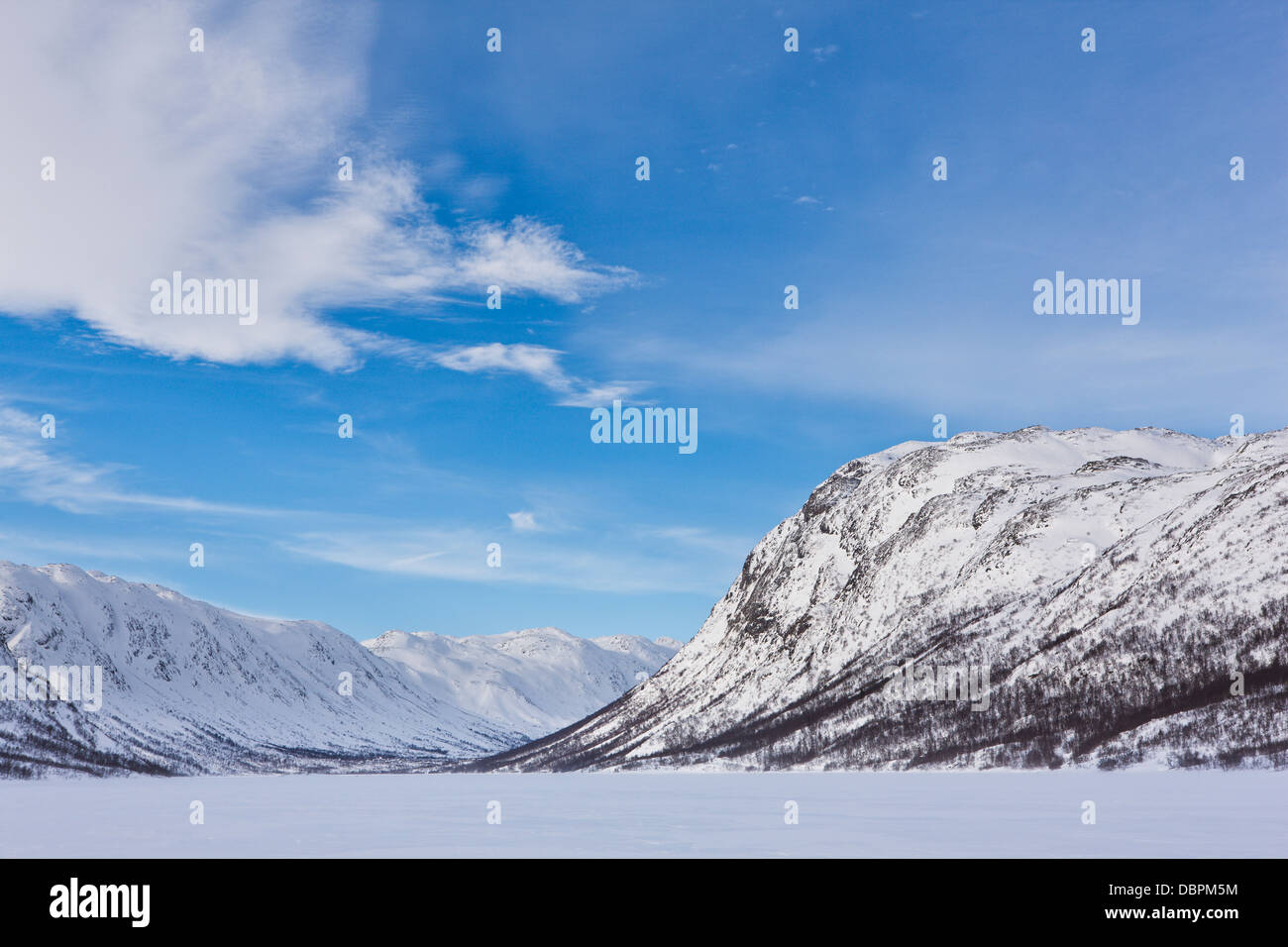 Montagne fiancheggiano un lago ghiacciato in Mosstrond, vicino Hardanger Plateau, Norvegia, Scandinavia, Europa Foto Stock