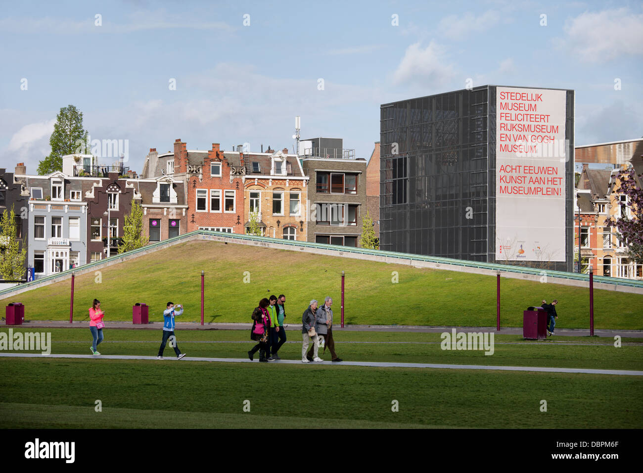 Museum Square (Museumplein) tagliaerba e case storiche skyline di Amsterdam, Paesi Bassi. Foto Stock