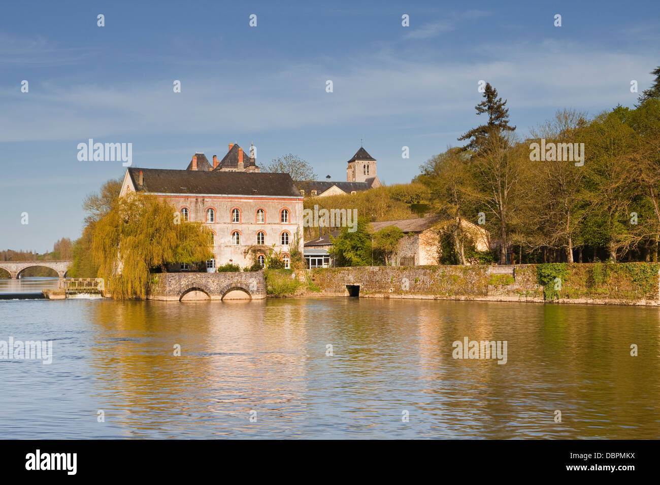 Il fiume Sarthe e abbazia di Solesmes, Sarthe, Pays de la Loire, in Francia, in Europa Foto Stock
