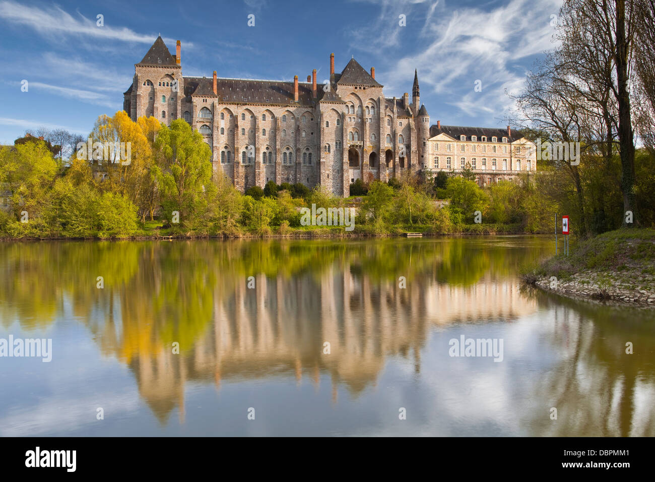Il fiume Sarthe e abbazia di Solesmes, Sarthe, Pays de la Loire, in Francia, in Europa Foto Stock
