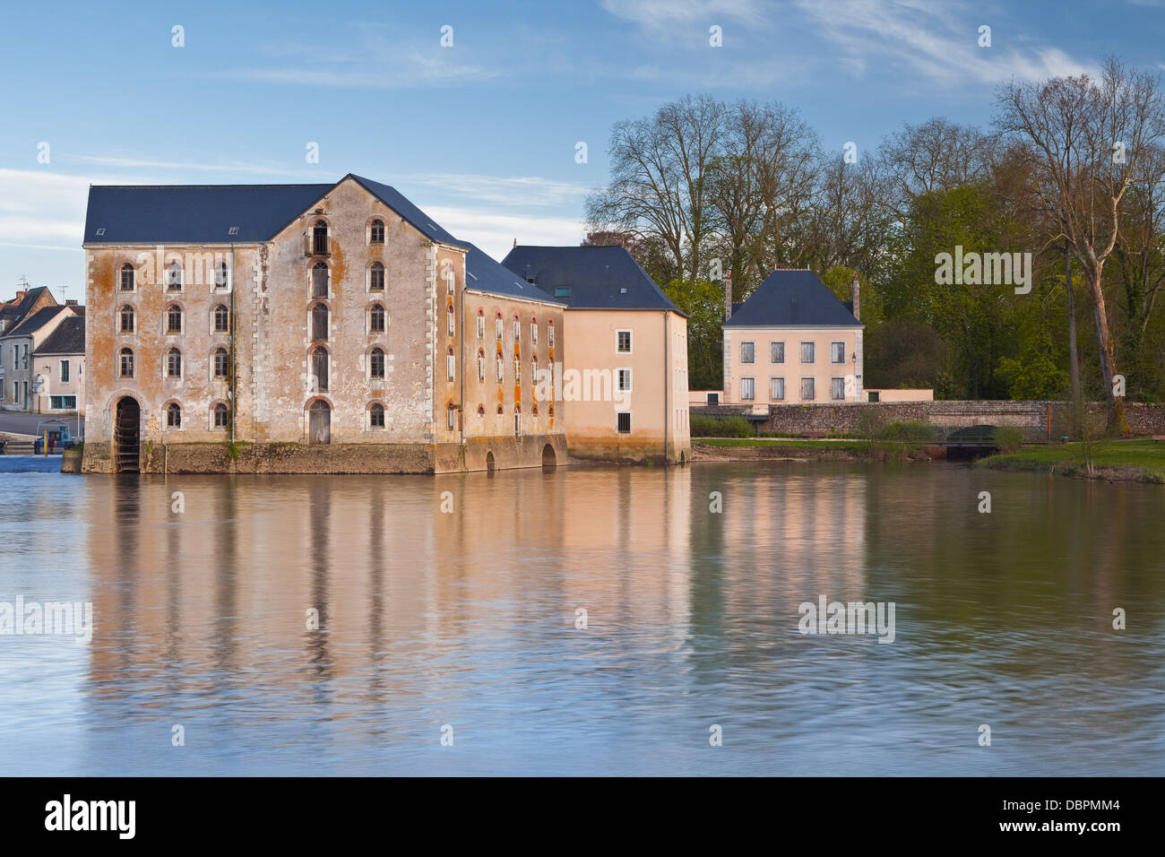 I vecchi mulini ad acqua nel villaggio di Malicorne-sur-Sarthe, Sarthe, Pays de la Loire, in Francia, in Europa Foto Stock