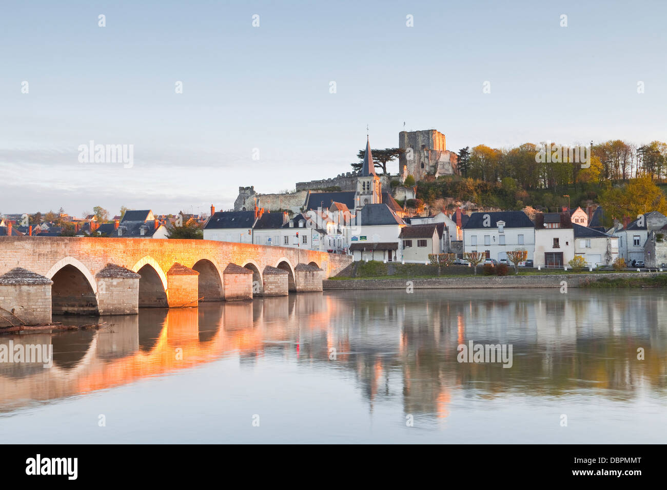 La piccola città di Montrichard e il fiume Cher, Loir-et-Cher, Francia, Europa Foto Stock
