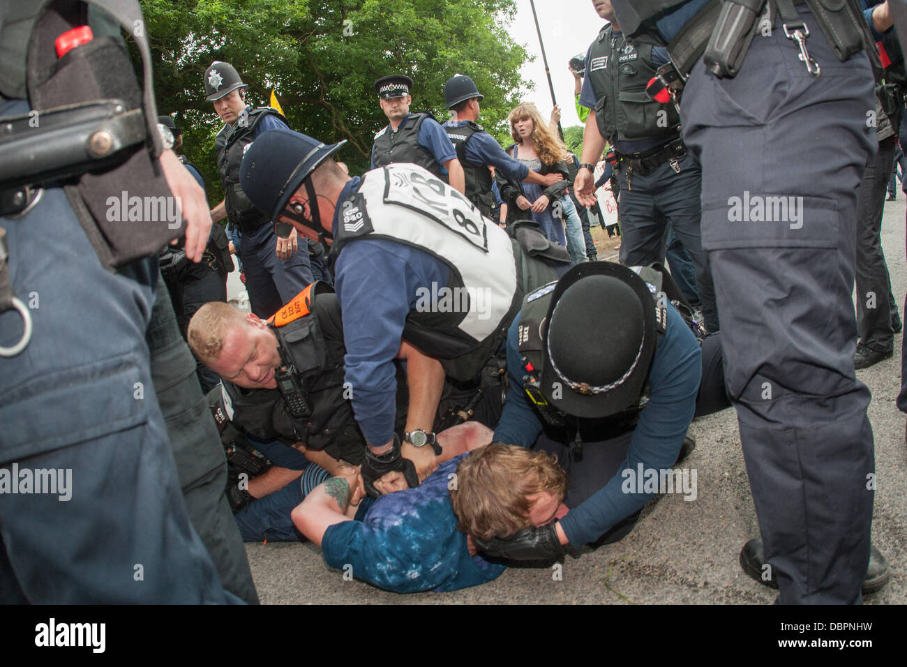 Balcombe, West Sussex, Regno Unito. Il 2 agosto, 2013. Gli ufficiali di polizia trattenere protester come manifestanti tentano di bloccare l'accesso al sito di perforazione. Protesta contro Cuadrilla drilling & fracking appena fuori dal villaggio di Balcombe nel West Sussex. Balcombe, West Sussex, Regno Unito, 2 agosto 2013. Credito: martyn wheatley/Alamy Live News Foto Stock