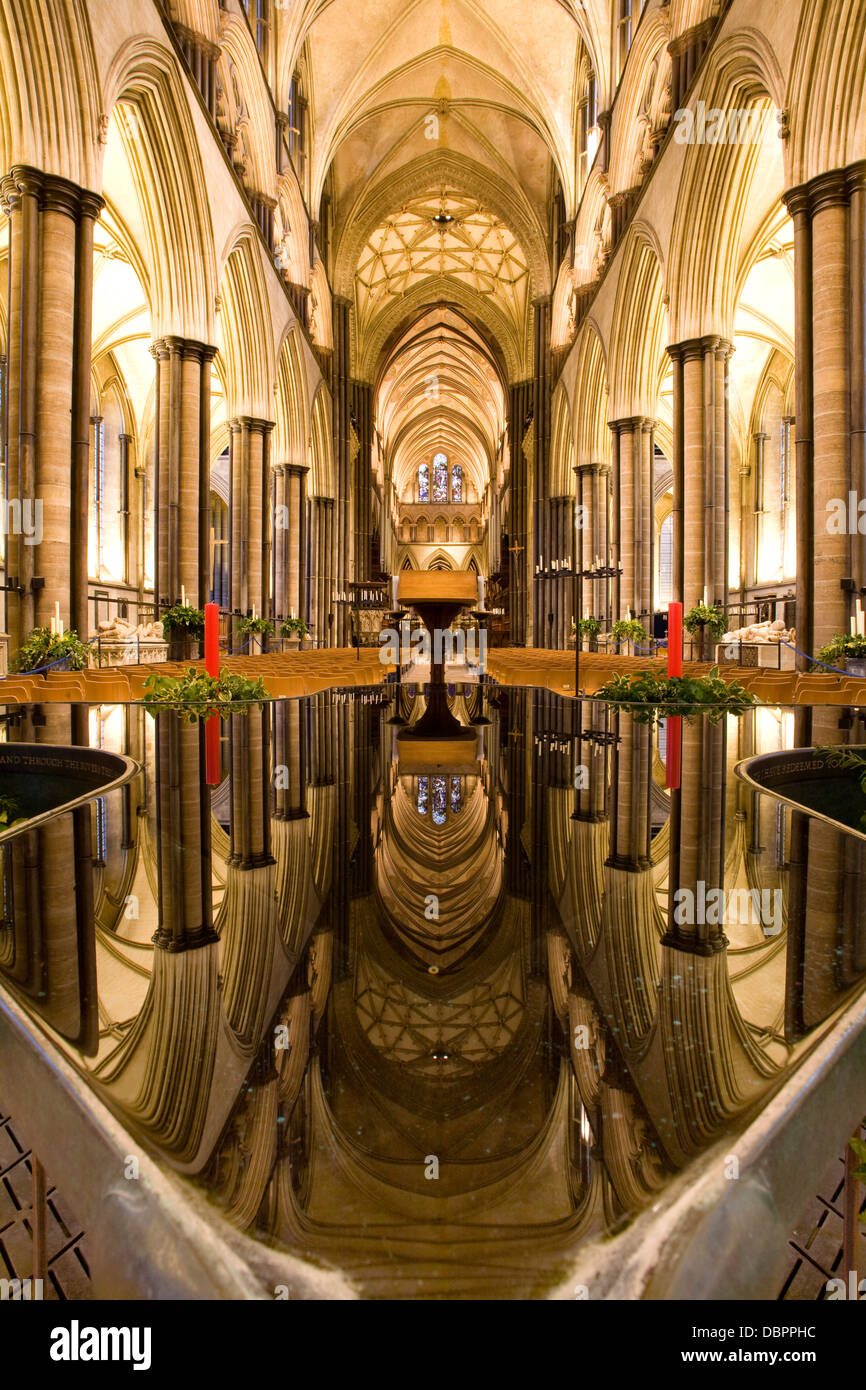 Interno della cattedrale di Salisbury riflette in font Foto Stock