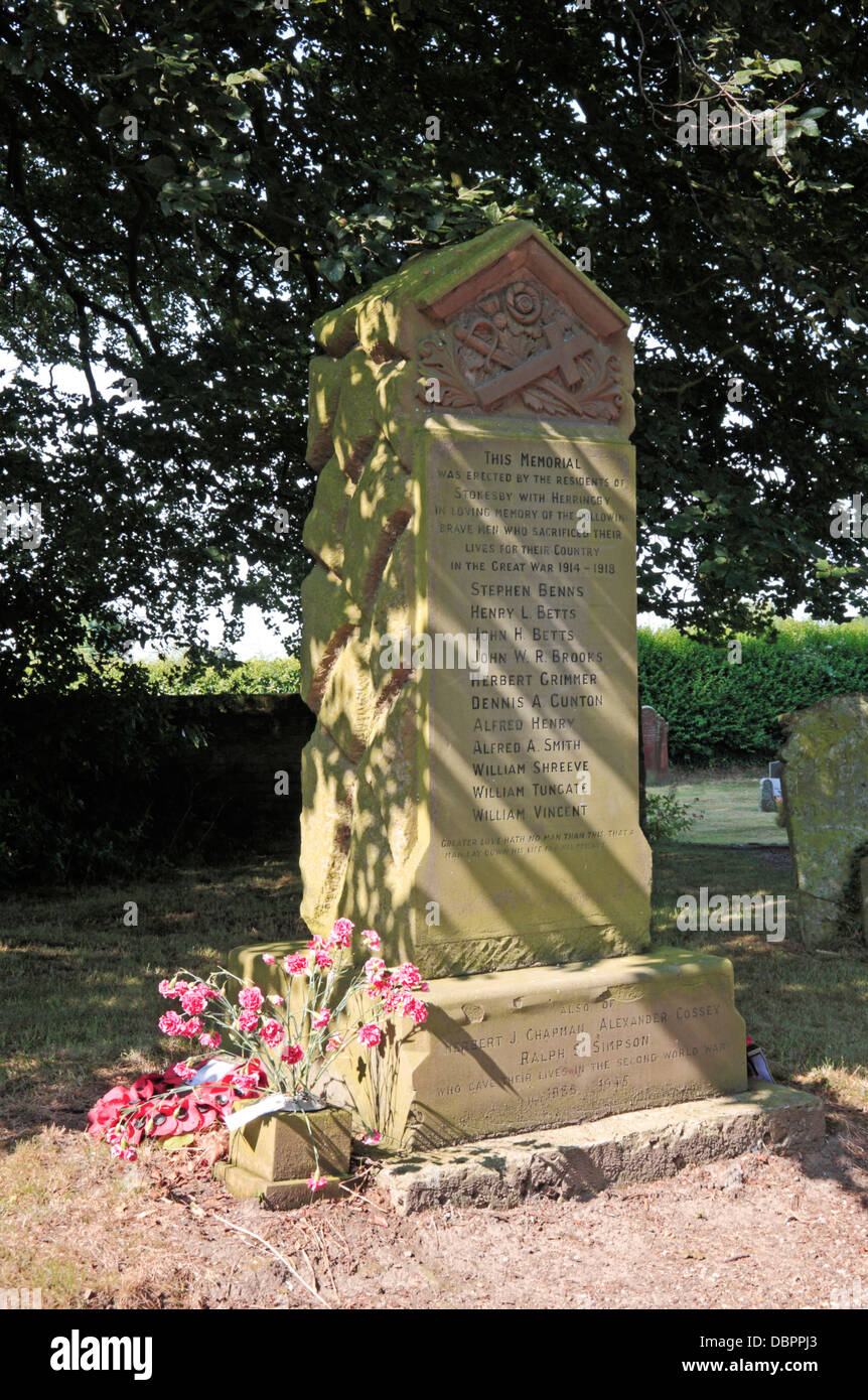 Un villaggio memoriale di guerra in un paese sagrato a Stokesby, Norfolk, Inghilterra, Regno Unito. Foto Stock