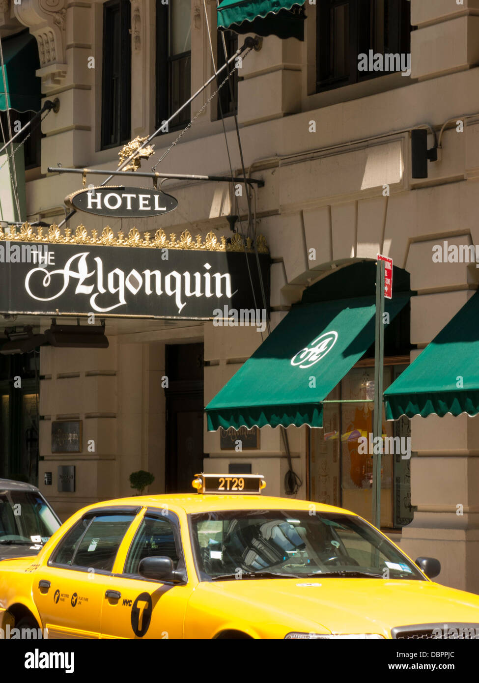L'Algonquin Hotel è un lussuoso punto di riferimento storico nel quartiere di Times Square, New York City, USA 2013 Foto Stock