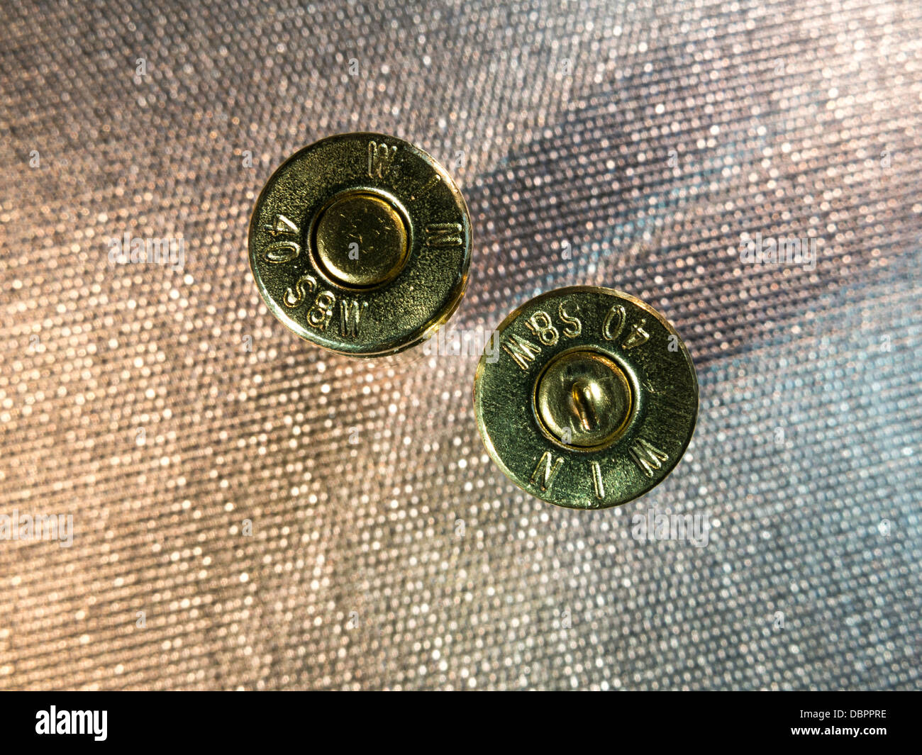 40 calibro Smith & Wesson cartucce in ottone. Confronto di cotte e crude Foto Stock