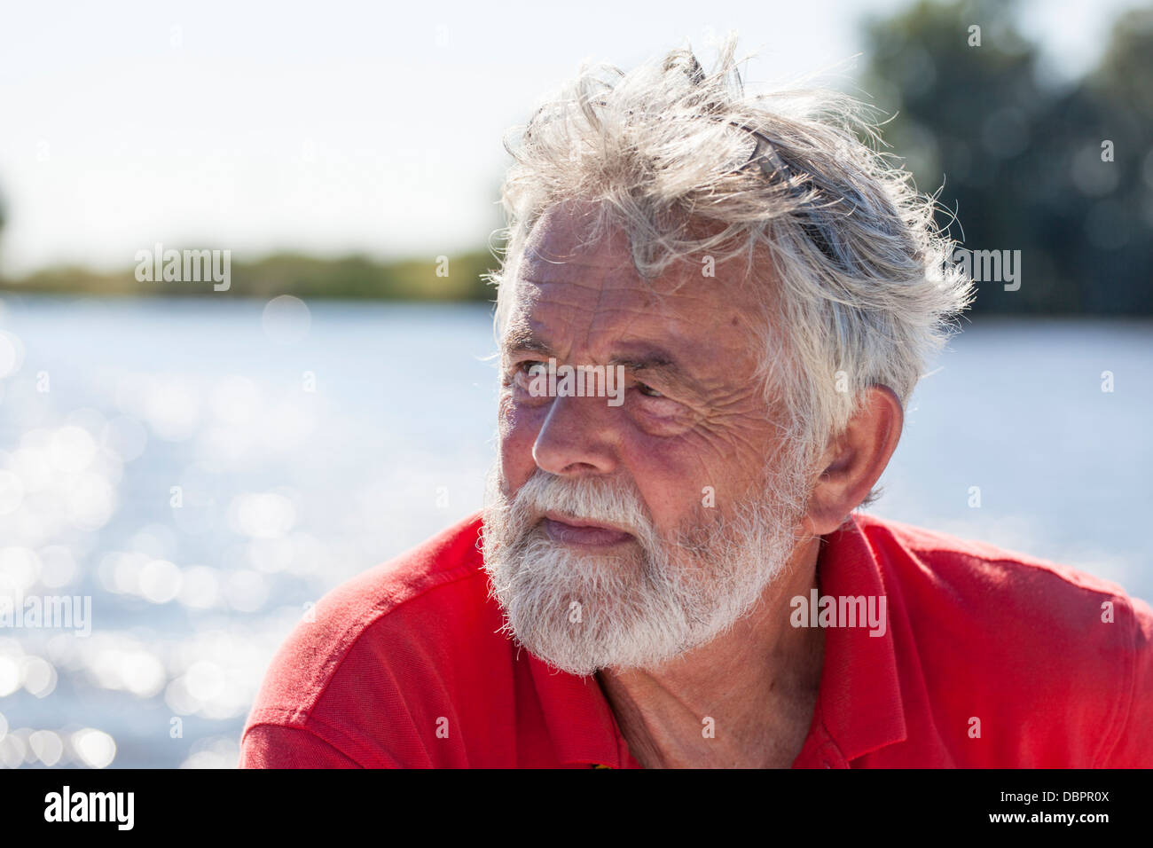 Ritratto di uomo anziano 60-70 con la barba con acqua in background Foto Stock