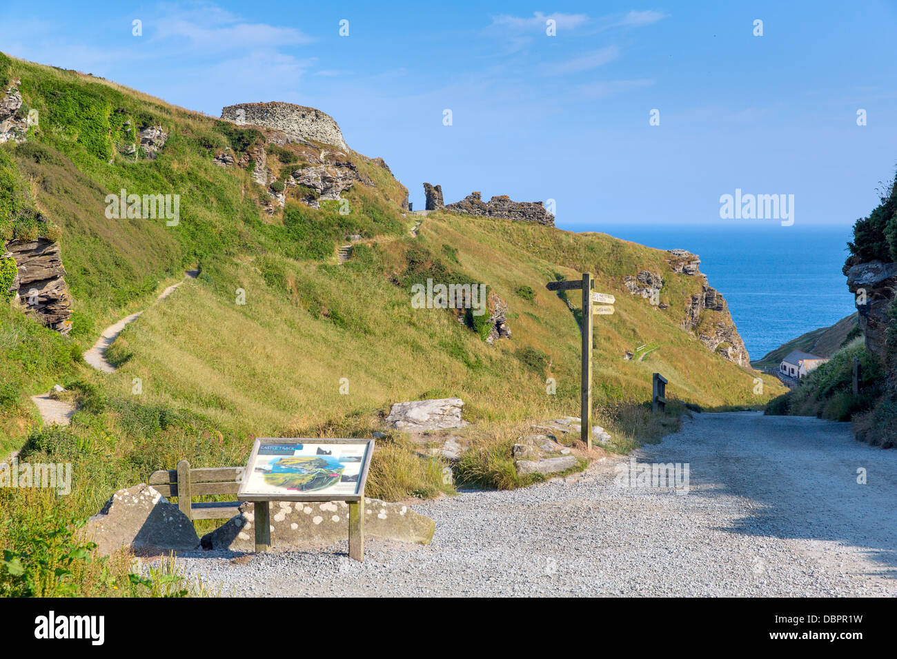 Tintagel Castle ingresso Cornwall coast creduto per essere il luogo di nascita di Re Artù Foto Stock