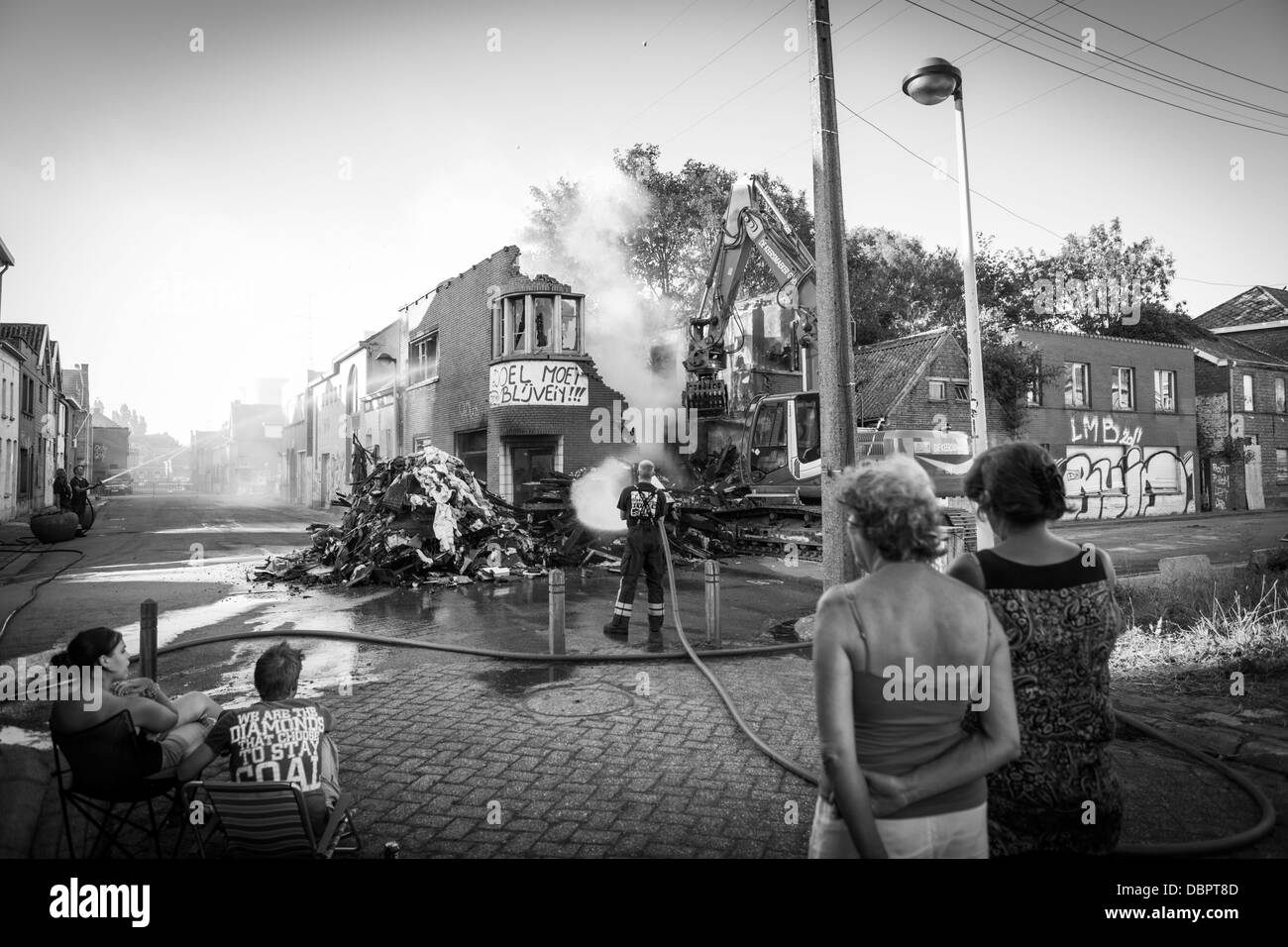 Fuoco nel villaggio abbandonato di Doel in Belgio in bianco e nero, disponibile anche a colori Foto Stock