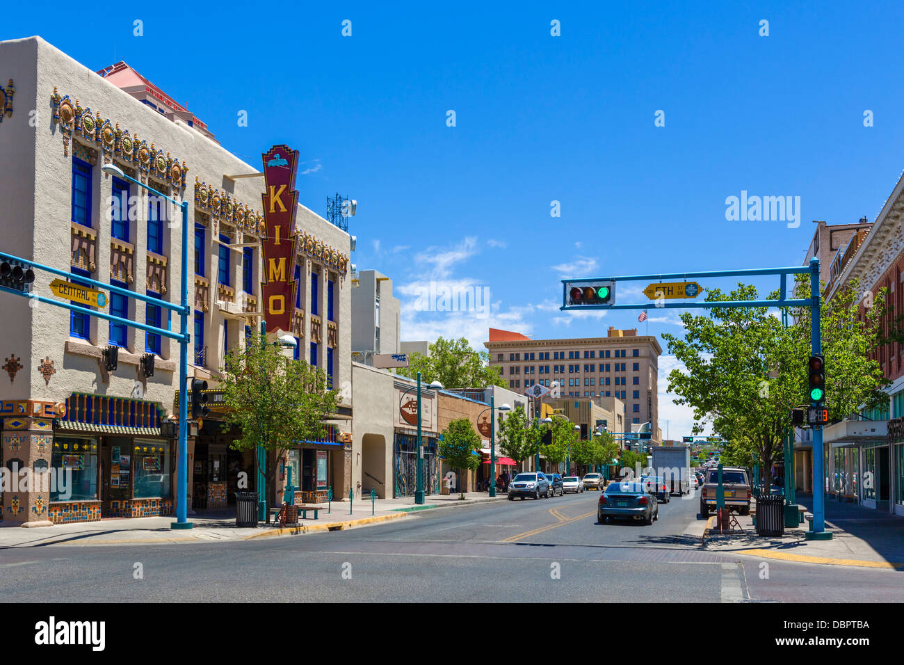 La Central Avenue (vecchi Route 66) e storico teatro KiMo nel centro di Albuquerque, Nuovo Messico, STATI UNITI D'AMERICA Foto Stock