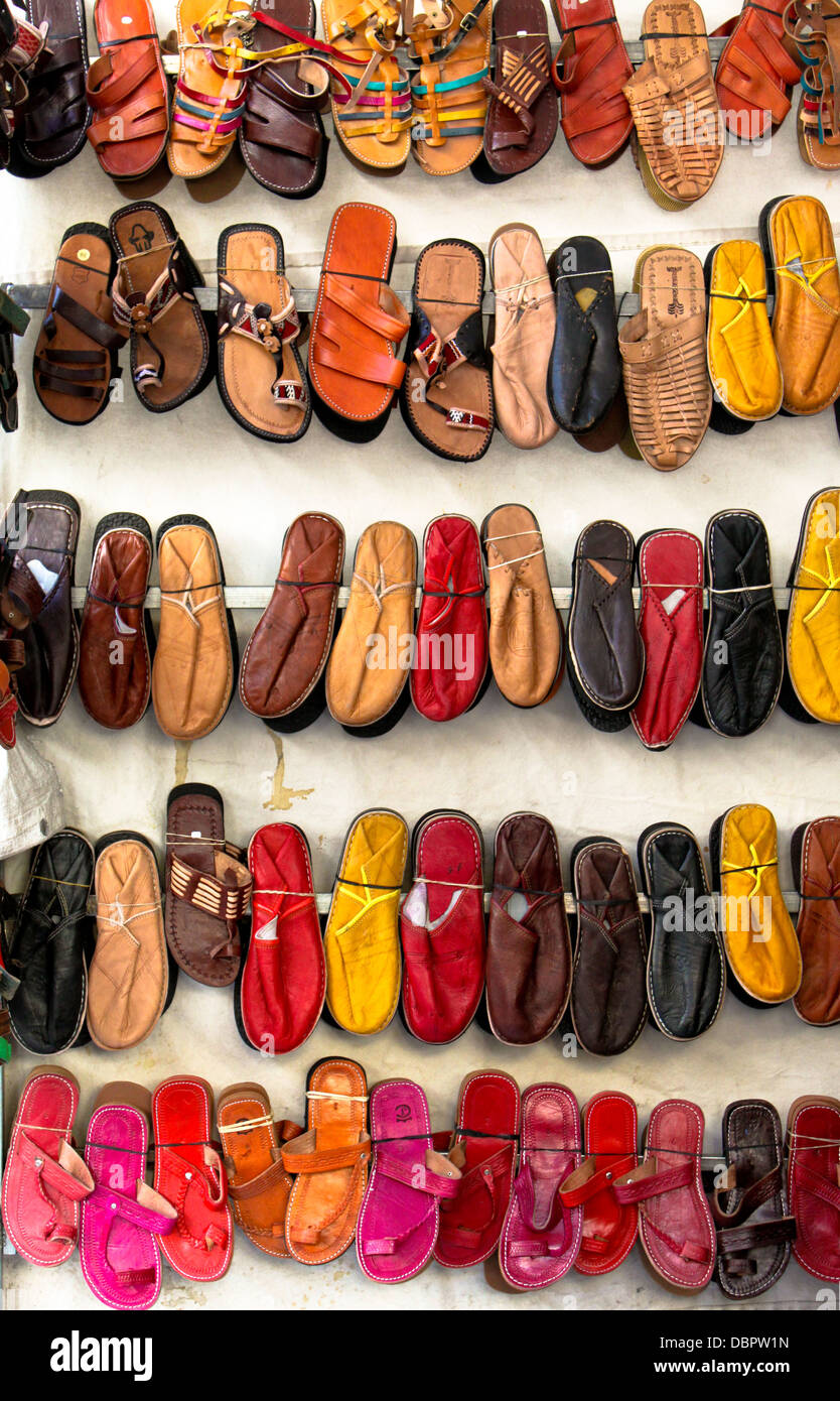MADRID, Spagna - 21 aprile: pelle pantofole e sandali sul famoso mercato  delle pulci di El Rastro di Aprile 21, 2013 a Madrid, Spagna Foto stock -  Alamy