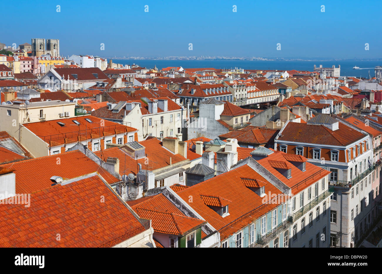 Vista panoramica del quartiere di Baixa, area del centro cittadino di Lisbona, in Portogallo con la cattedrale e il fiume Tago a sfondo. Foto Stock