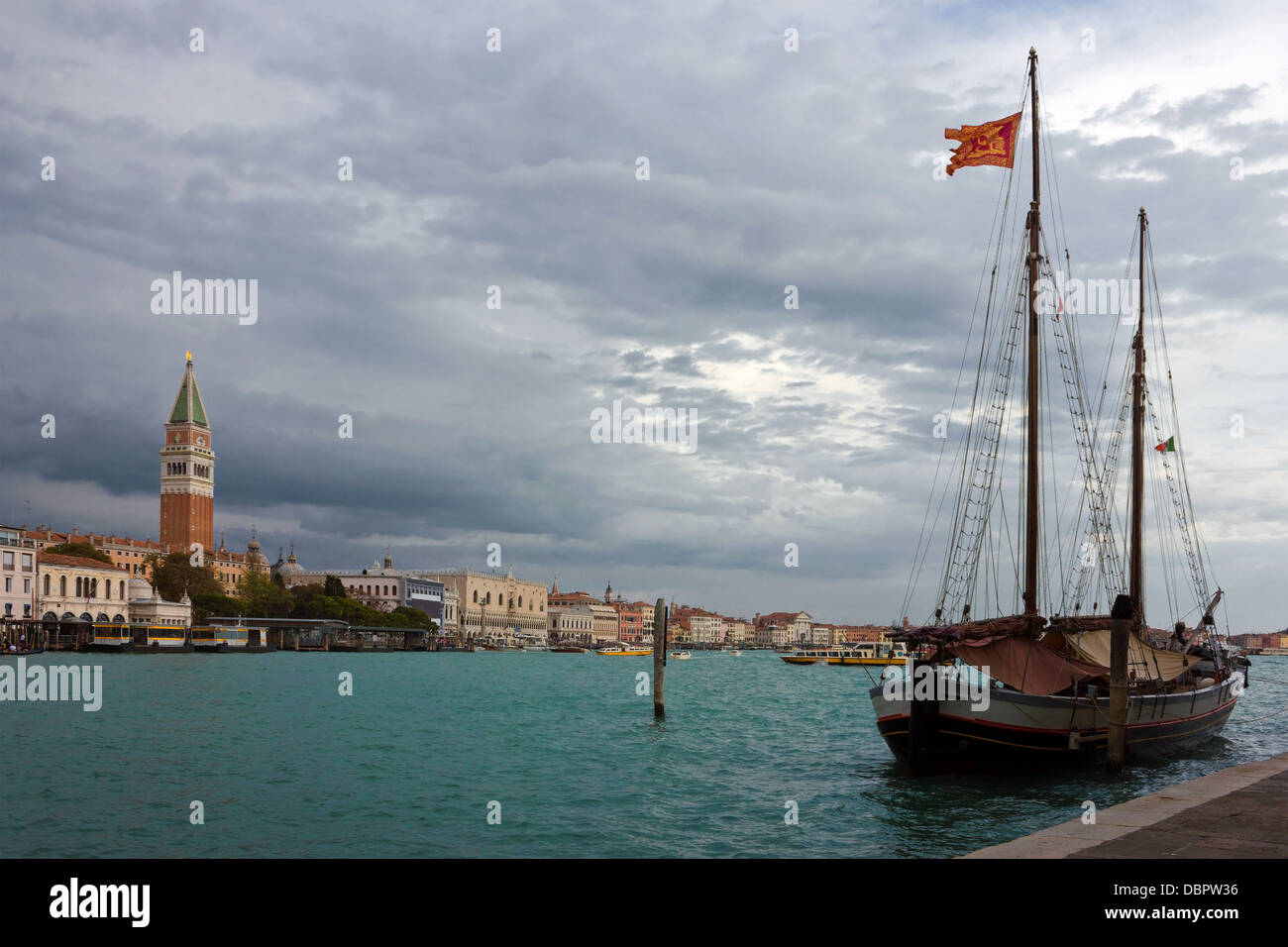 Canal Grande vista panoramica di Piazza San Marco a Venezia, Italia con moody sky e un vecchio sailship nella parte anteriore. Foto Stock
