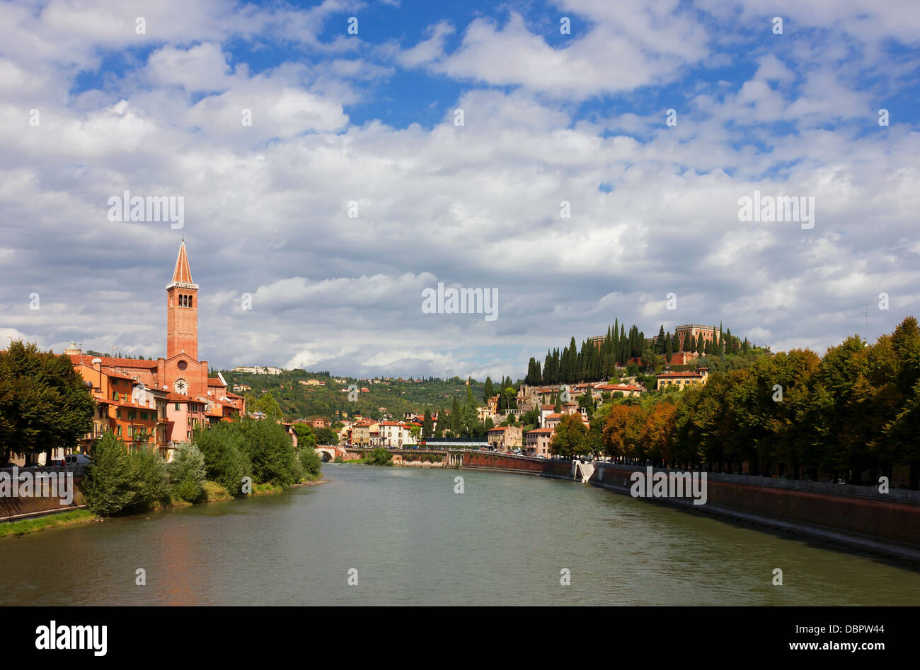Colorato luminoso vista panoramica di Verona sul fiume Adige verso Castel San Pietro e la chiesa domenicana di Sant'Anastasia. Foto Stock