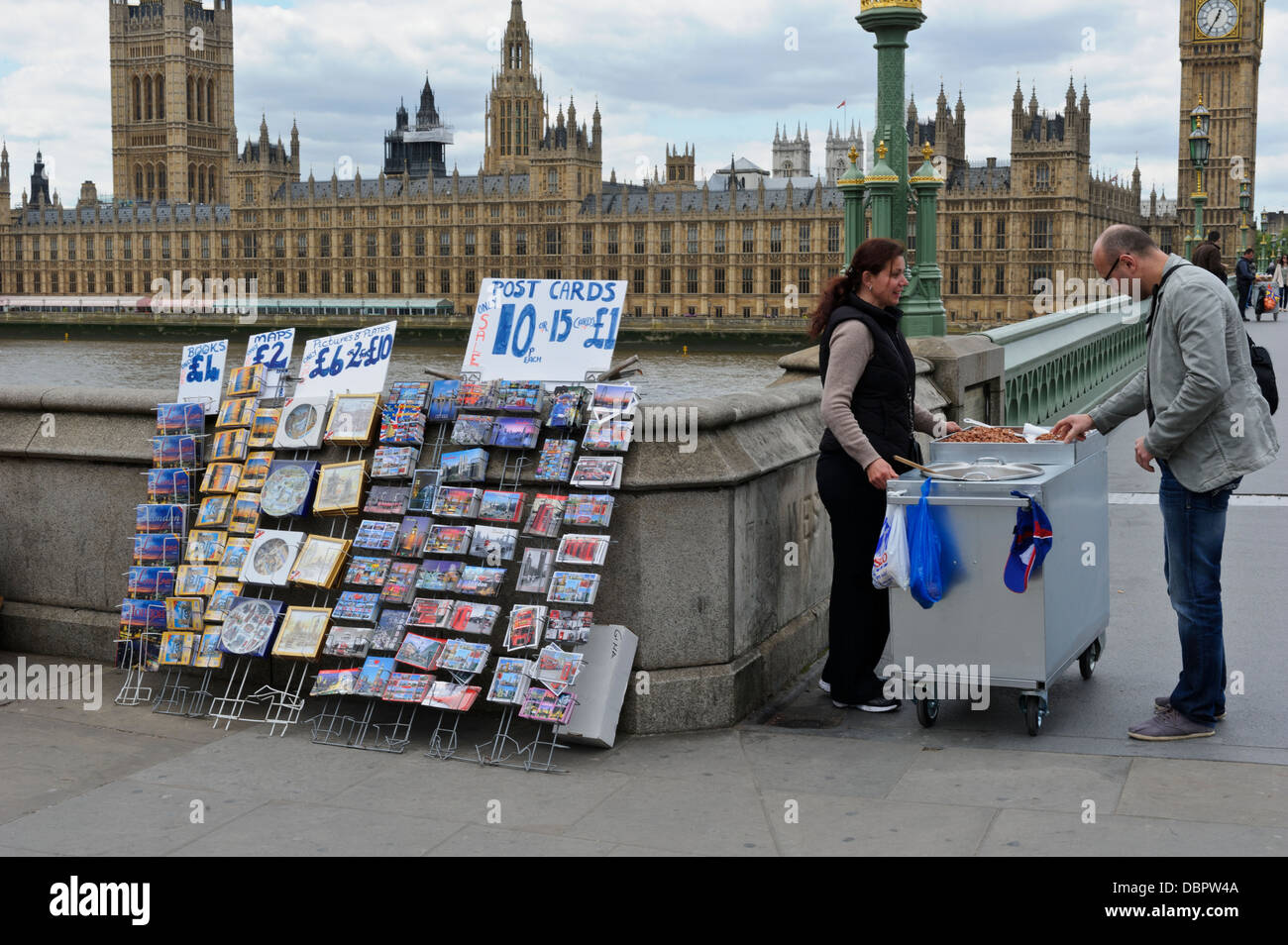 Fornitore sul ponte di Londra, Inghilterra, Regno Unito. Foto Stock