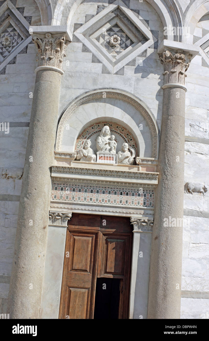 Dritti sparati della torre pendente porta di ingresso a Pisa, Italia. Foto Stock
