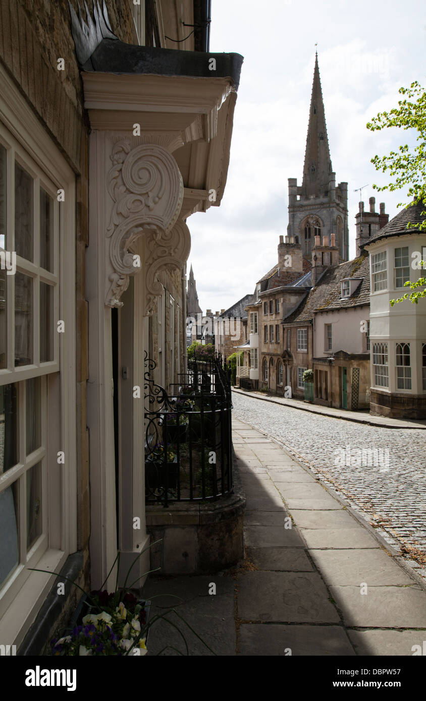 Il edifici Georgiani fienile di collina con tutte le spoglie del santo e St Mary's chiese in background, Stamford, Lincolnshire, Inghilterra Foto Stock