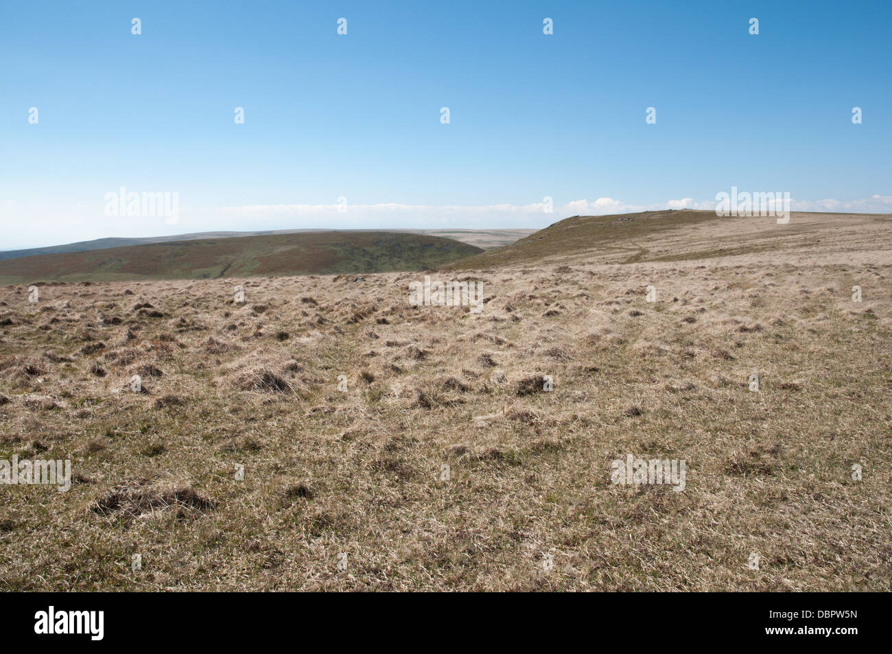 Vista nord ovest dalla collina di pali verso Sharp Tor e portare in stallo Moor, vista sud da tre tumuli su Ugborough Moor. Il prosciutto del sud Foto Stock