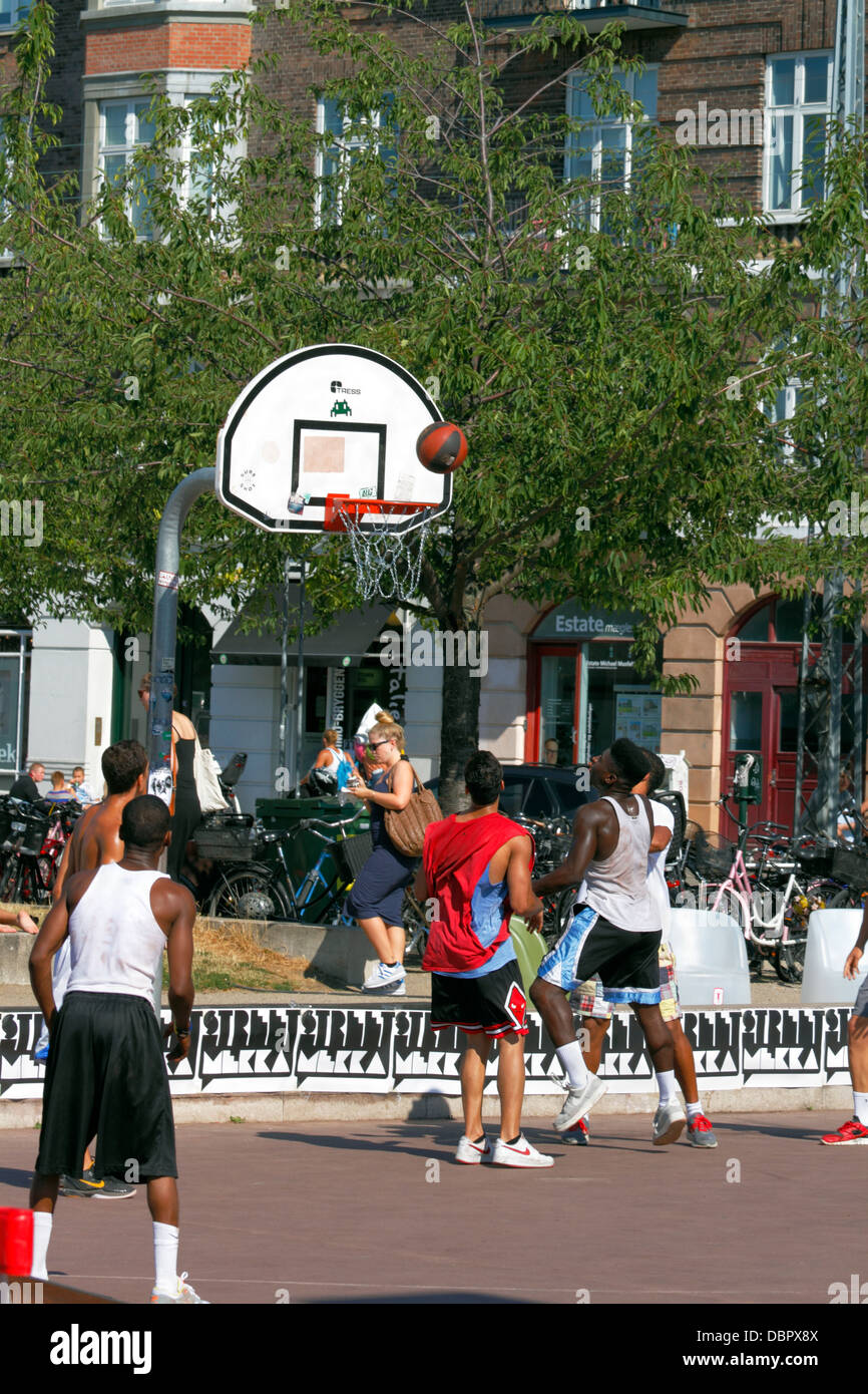 Strada varie attività che si svolgono a Islands Brygge a Copenaghen in un progetto chiamato StreetMekka. Street basket. Foto Stock
