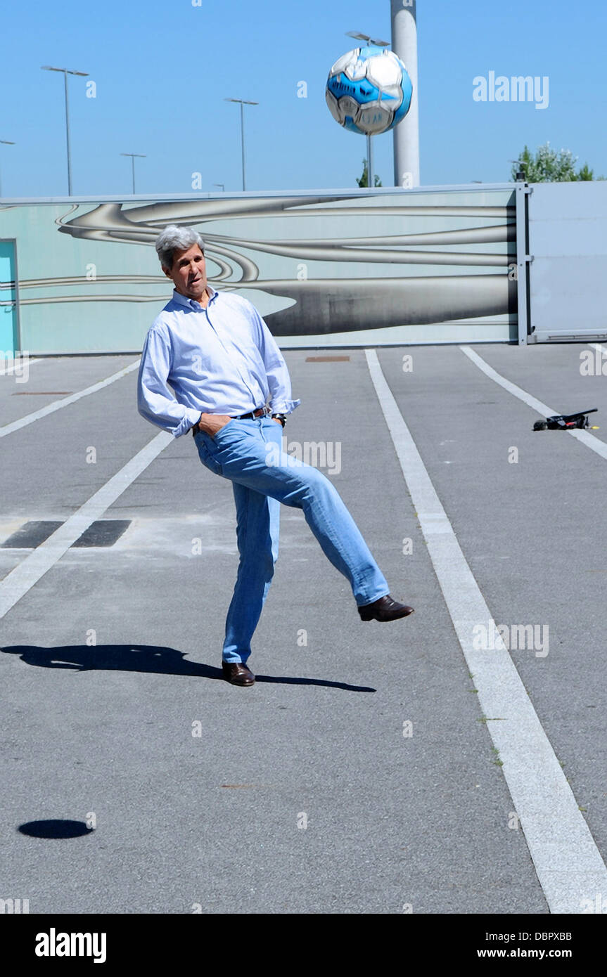 Il Segretario di Stato americano John Kerry, un collegio di giocatore di calcio, calci una palla durante un arresto rifornimento Agosto 2, 2013 a Vienna, Austria. Foto Stock