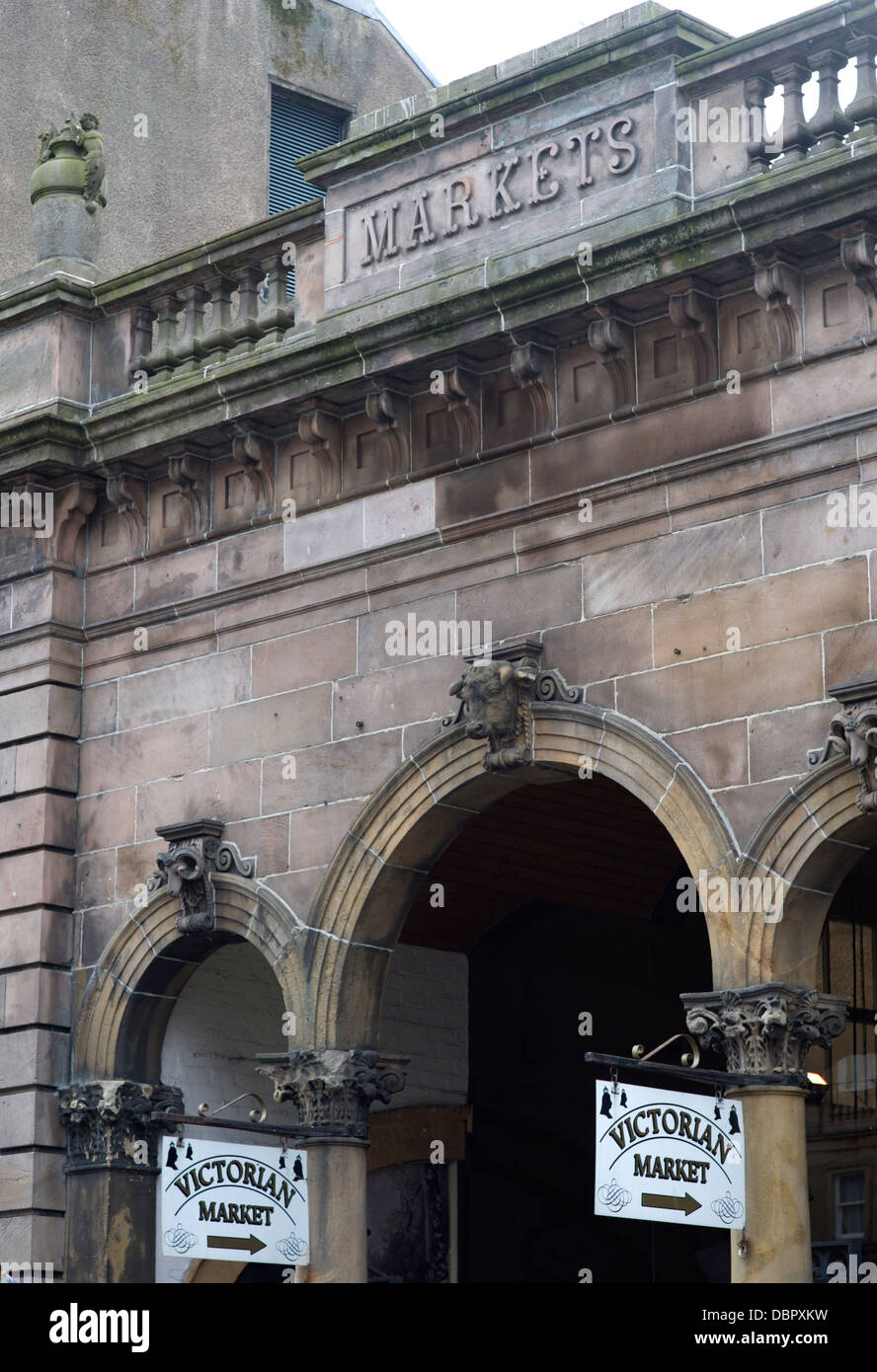 Entrata al vecchio mercato vittoriano edificio in Inverness Scozia Scotland Foto Stock