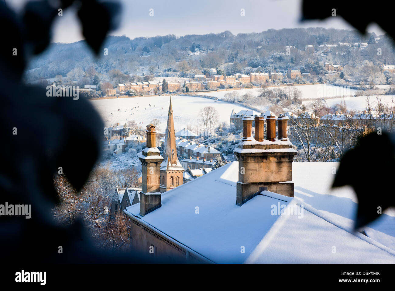 Inverno vista guardando attraverso la coperta di neve tetti in bagno, REGNO UNITO Foto Stock