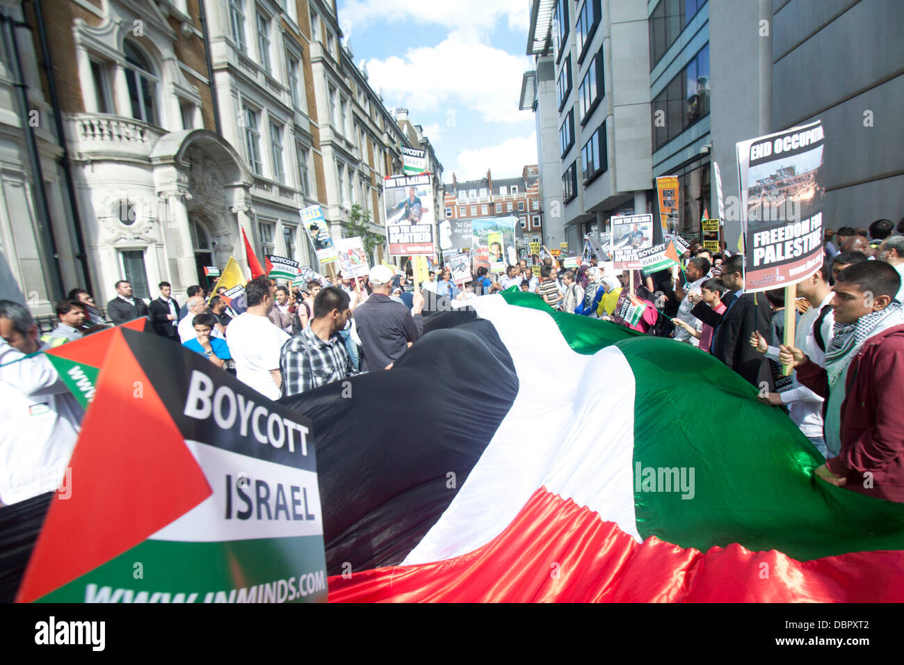 Il 2 agosto 2013. Il centro di Londra, Regno Unito. Una grande bandiera palestinese è spiegata come oltre un migliaio di marzo in un rally organizzato da la Commissione islamica per i diritti dell'uomo con cartelli e striscioni nel centro di Londra di Al Quds day (Gerusalemme giorno) per la libertà in Palestina e sostegno per il popolo palestinese Credito: amer ghazzal/Alamy Live News Foto Stock