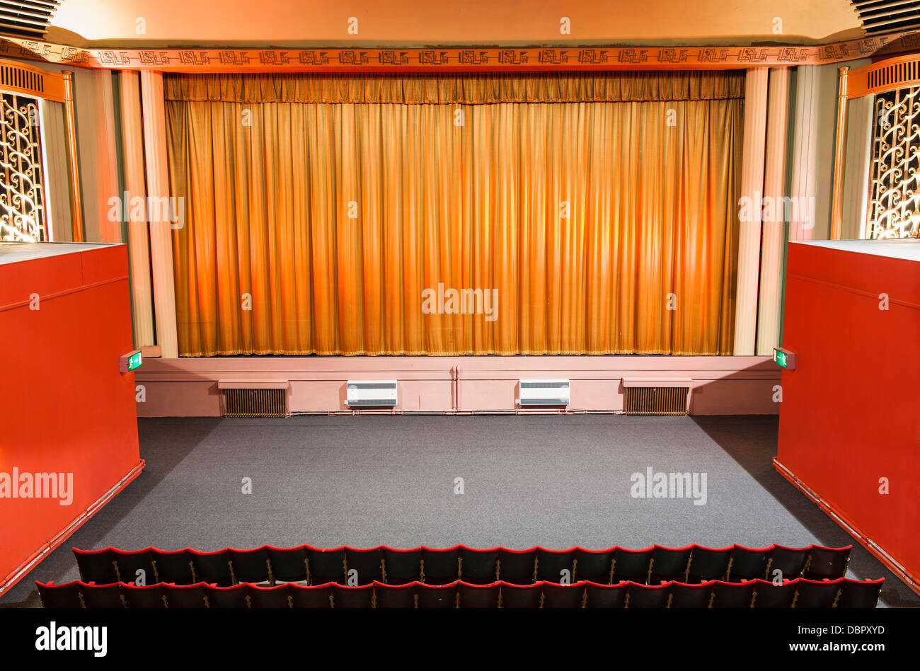 Una vista centrale dello schermo e la zona dello stadio, preso dal balcone circolare di un tradizionale Art Déco degli anni trenta cinema. Foto Stock