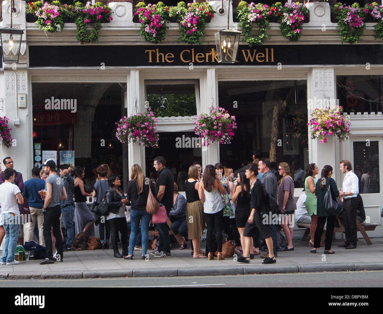 London Pub con i clienti in piedi al di fuori Foto Stock