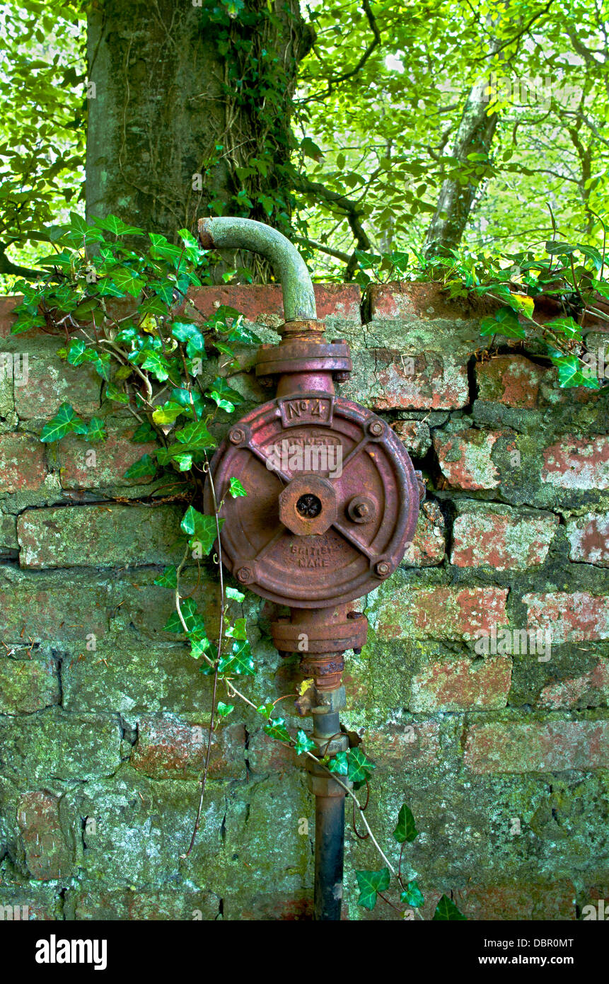 Questa pompa è stato ancora utilizzato negli anni novanta da persone locali che hanno preferito l'acqua per acqua di rete. Foto Stock