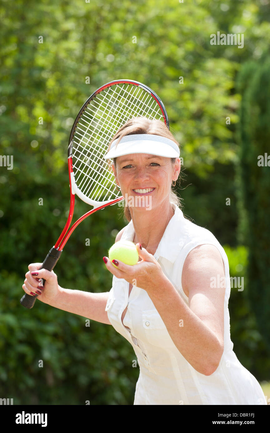 Tennis femminile giocatore indossa low cut abito bianco vestiti sport  abbigliamento donna sportivo donna sorridente holding racket racquet ball  Foto stock - Alamy