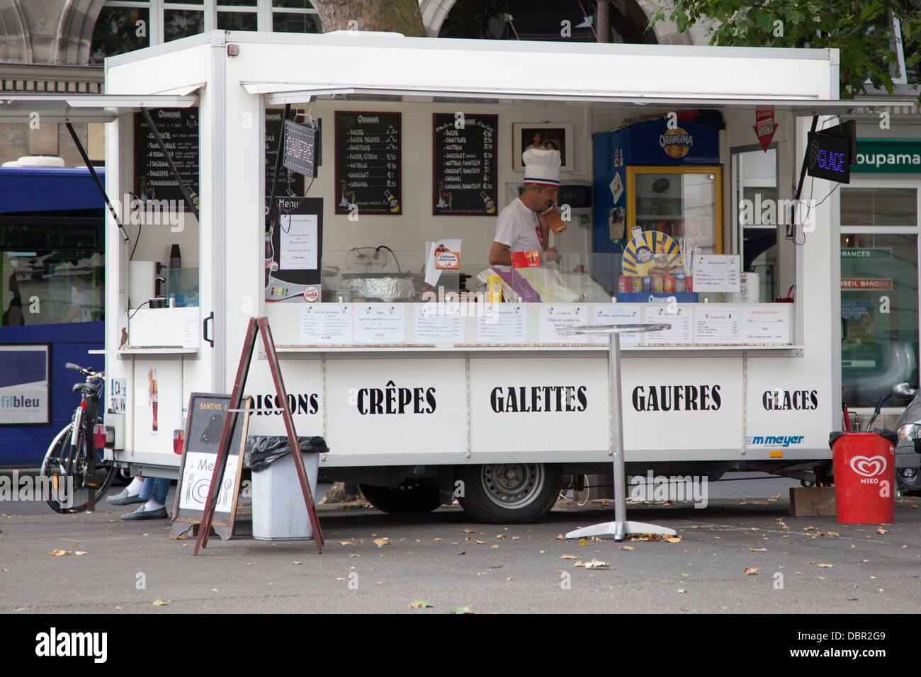 Un mobile creperia fast food in stallo sulla strada nella città di Tours, Francia Foto Stock