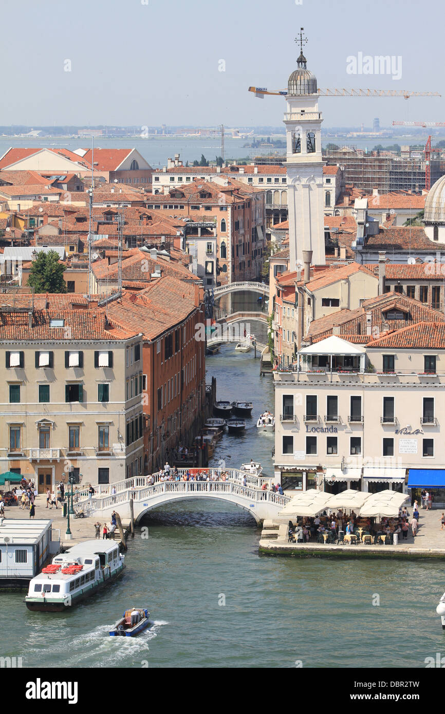 Venezia in Italia e illustrata dall'alto ponte di una nave da crociera in barca a vela attraverso il Canale Grande. Foto Stock