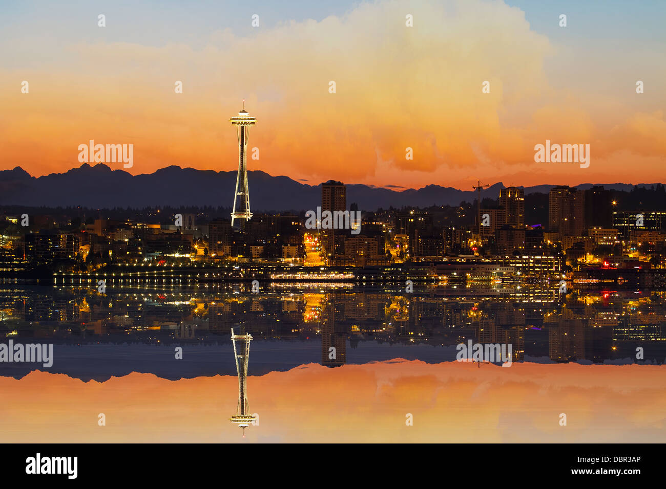 Seattle Washington Downtown skyline della città da Alki Beach a Sunrise Foto Stock
