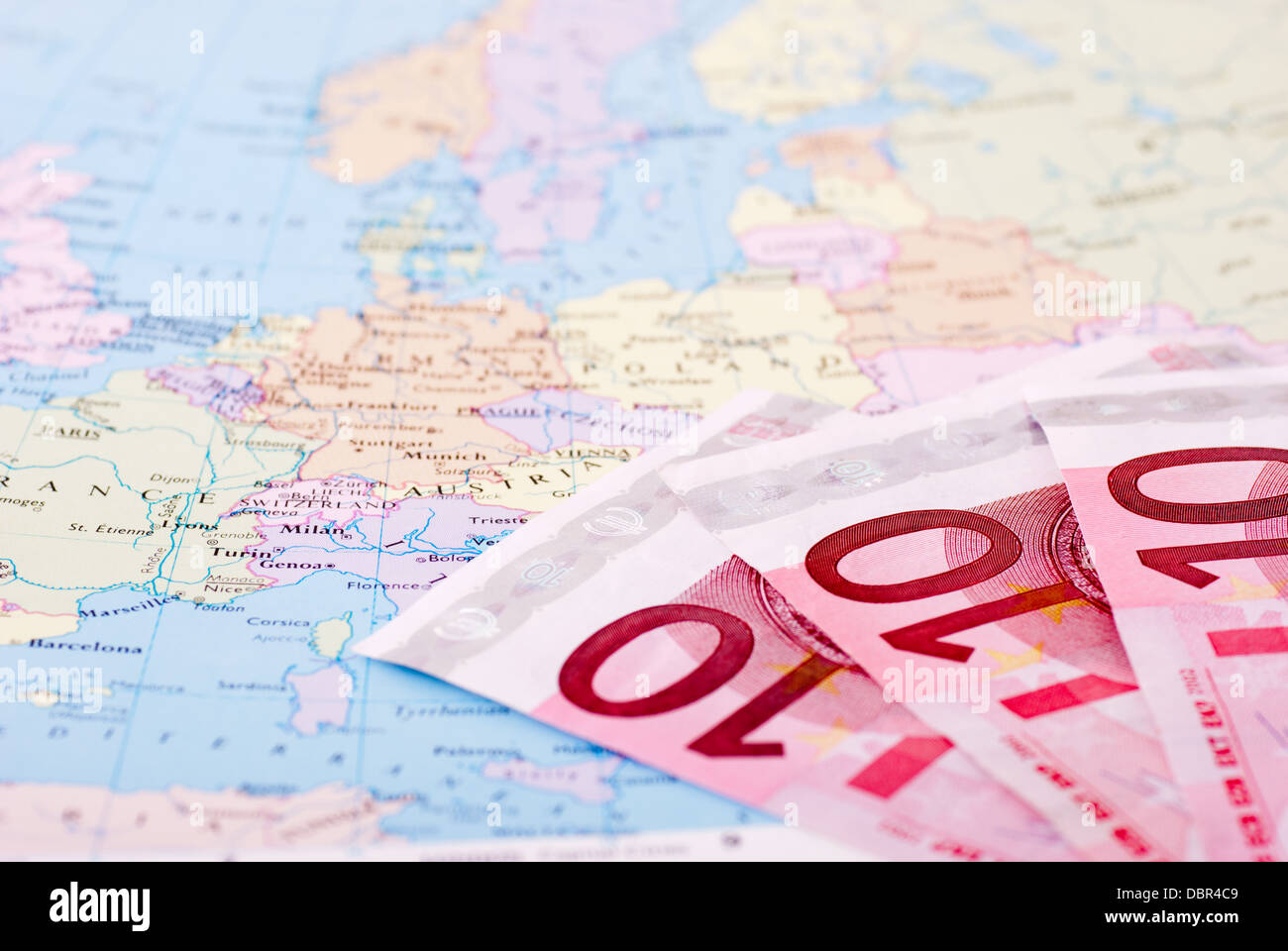 Dieci banconote su una mappa di Europa Foto Stock