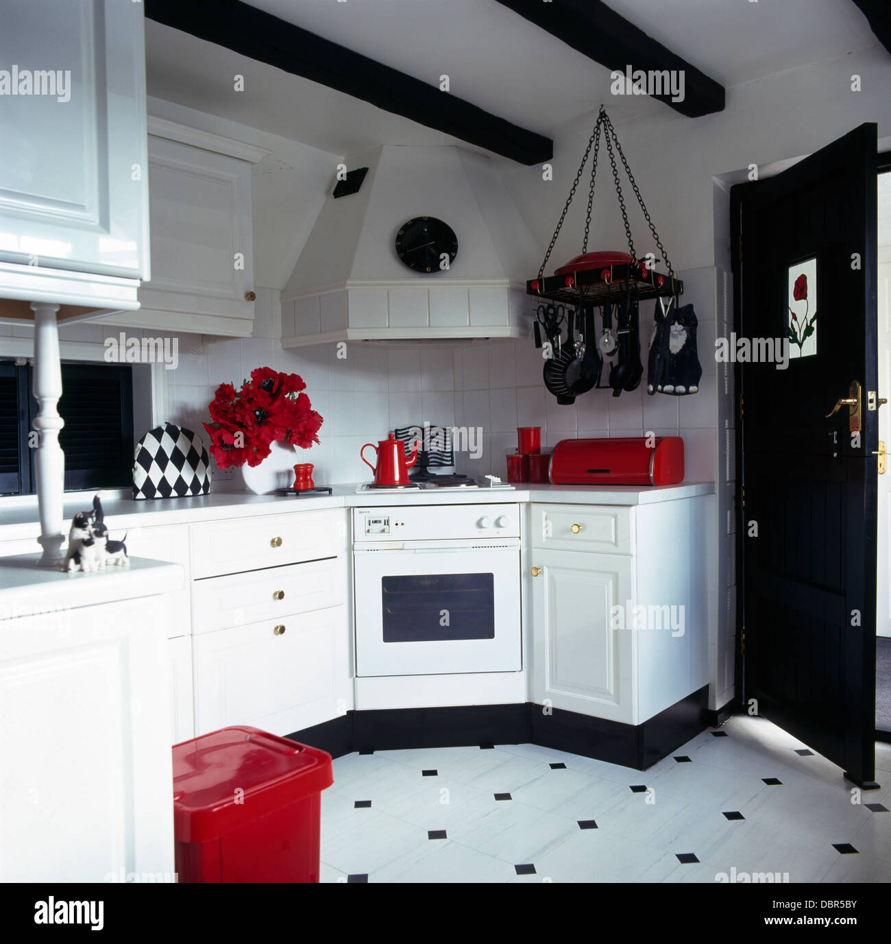 Accessori rosso in bianco e nero la cucina con nero+bianco pavimento in  vinile e metallo rack di storage Foto stock - Alamy
