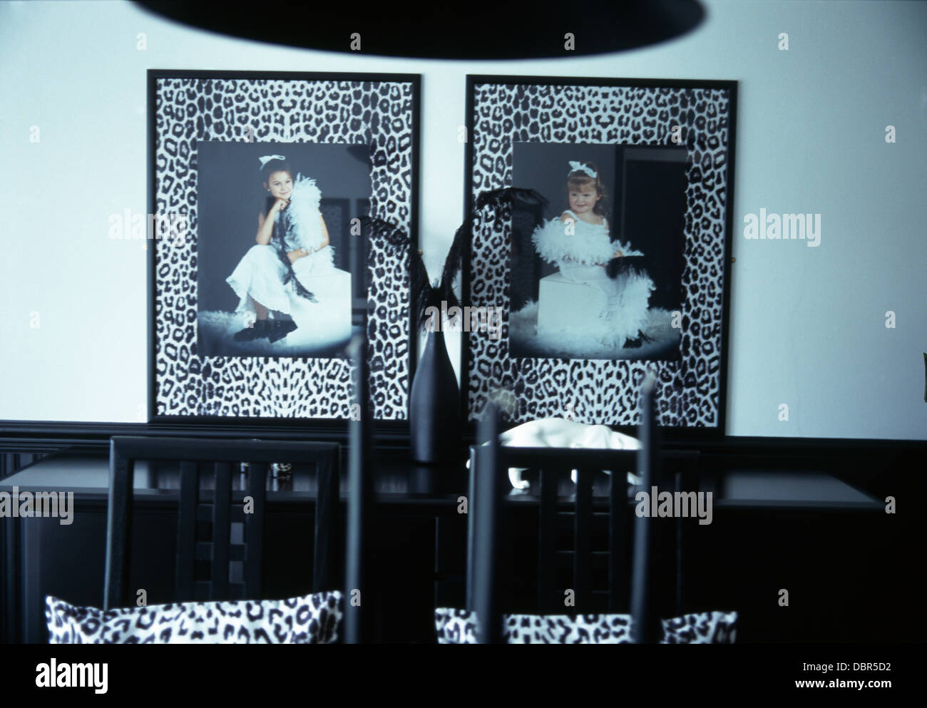 Nero+white leopard-telai di stampa su grandi fotografie in bianco e nero degli anni novanta la sala da pranzo Foto Stock