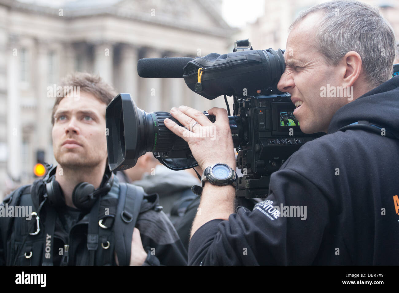 Giornalisti che coprono vertice G20 protesta a Londra infront di Banca d'Inghilterra Foto Stock
