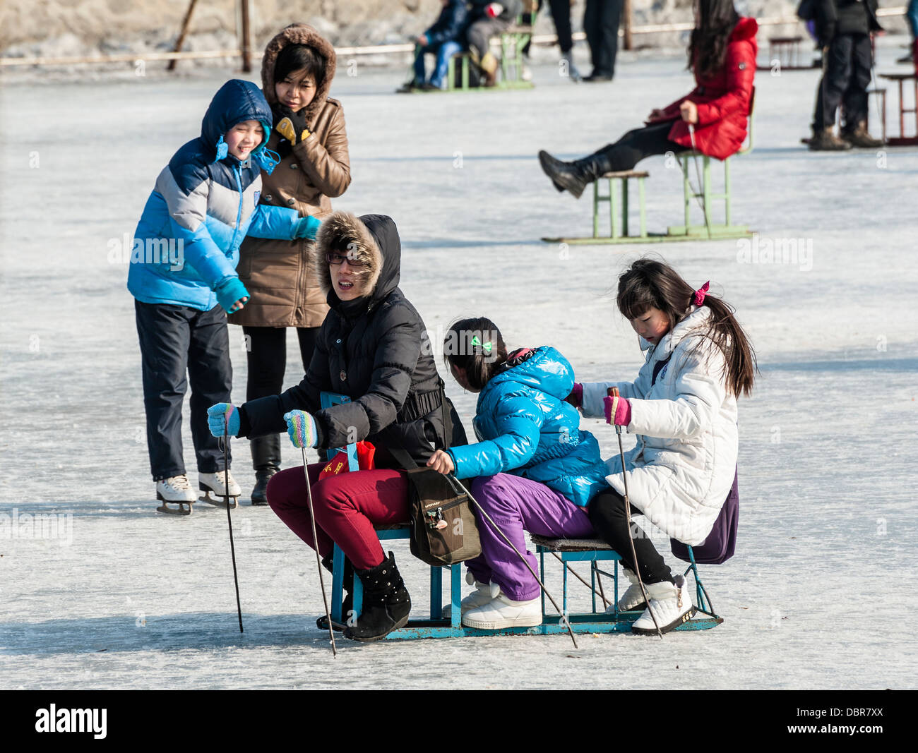 Le persone hanno un divertimento con la slitta durante il periodo invernale a Pechino Foto Stock