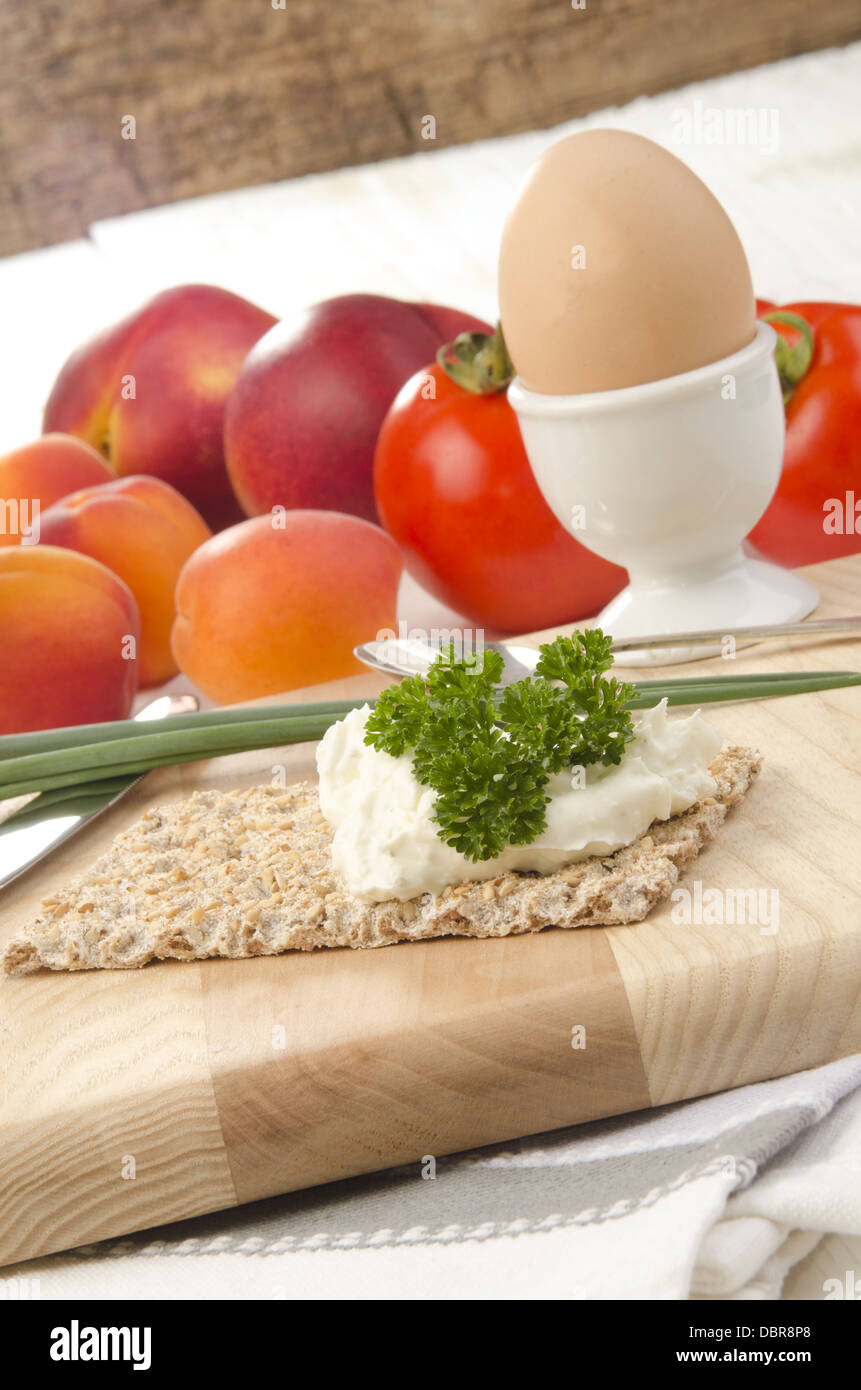 Sana colazione con pane croccante detto Knäckebrot, uova, succhi di frutta e frutta Foto Stock
