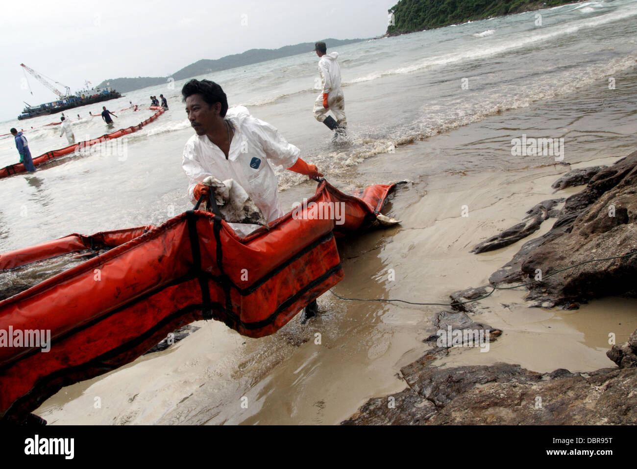 Samed Island, Thailandia. Il 2 agosto, 2013. Il personale dalla Tailandese oil company PTT ripulire una fuoriuscita di olio che si lava fino a Ao Phrao sulla spiaggia di Koh Samed island. Olio tailandese azienda PTT , esercito thailandese e volontari locali continuare a pulire una spiaggia da una grande marea nera su Ao Phrao beach sull'isola di Ko Samed . Una perdita di olio da una pipeline gestita dalla Thai oil company PTT ha versato più di 50 000 litri di petrolio nel golfo di Thailandia. Non è ancora chiaro l'entità dei danni causati alla vita marina, i pescatori locali e del turismo . Credito: Piti un Sahakorn/Alamy Live News Foto Stock