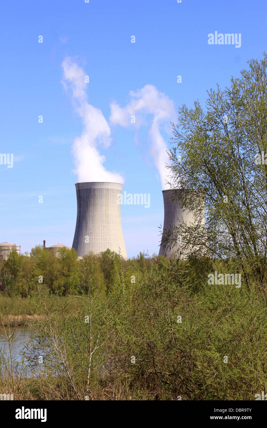 Foto di un impianto ad energia nucleare sulle rive di un fiume circondato da alberi Foto Stock
